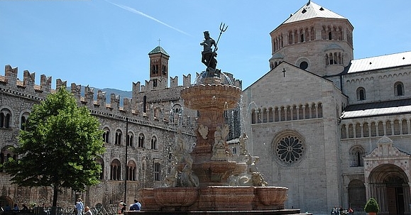 piazza-duomo-fontana-nettuno.jpg
